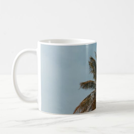 Green coconut tree under blue sky コーヒーマグカップ (左)