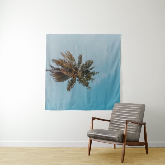 Green coconut tree under blue sky タペストリー (インサイチュ(横))