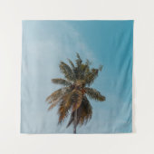 Green coconut tree under blue sky タペストリー (正面)