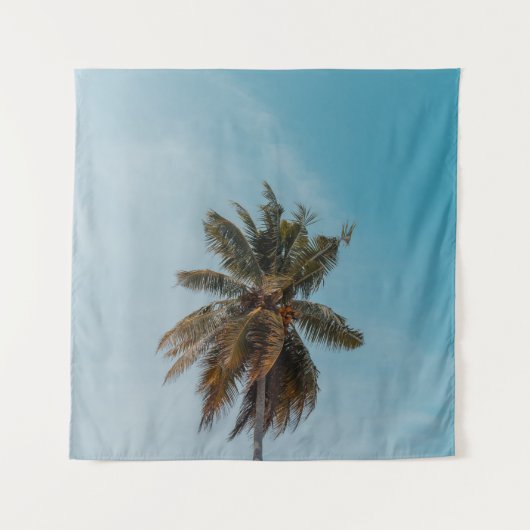 Green coconut tree under blue sky タペストリー (正面)