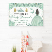 Green Dress Brunette Princess Floral Sweet 16 横断幕 (インサイチュ)