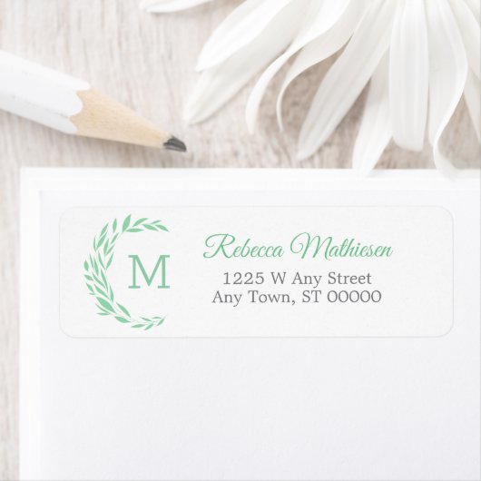 Green Eucalyptus Wreath Monogram Return Address ラベル (インサイチュ)