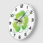Green Four Leaf Clover with White Floral Bloom ラージ壁時計 (傾斜)