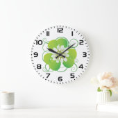 Green Four Leaf Clover with White Floral Bloom ラージ壁時計 (ホーム)