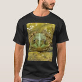 Green Frog Camouflaged Against Weathered River Bed Tシャツ (正面)