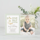 Green Gingham One Silly Goose Birthday Photo 招待状 (スタンド正面)