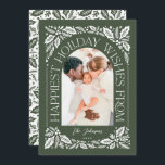 Green Happiest Wishes Arch Berry 3フォトコラージュ シーズンカード<br><div class="desc">写真ユニークをエレガントに曲げるタイポグラフィのスタイルモダンを持つアーチ型の写真の形状とオリジナルの手で描かれた冬の葉のアートワークを特徴とするモダンと休日のカーのまわりにド。背面にはマッチングパターンと3枚のフォトコラージュが備わっており、より多くの写真を共有でお気に入りのきる。提供されたテンプレートを使用して、自分の文字や写真で簡単に前面と背面をパーソナライズ。まカスタマイズたはクリック、「ツールのデザインを使用して編集」で編集する。 小感じさな調整、の挨拶や色の変更に関してカスタムメッセージを表示するwww.zazzle.com/store/nbpapercoで他のユニークホリデーカードを購入</div>