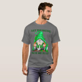 Green Irish Gnome Holding Beer St Patrick Gnome Tシャツ (正面フル)