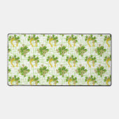 GREEN IRISH SHAMROCKS AND GOLD HORSESHOES デスクマット (正面)