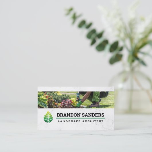 Green Leaf Logo | Landscaper Working in Garden 名刺 (スタンド正面)