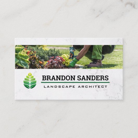 Green Leaf Logo | Landscaper Working in Garden 名刺 (正面)