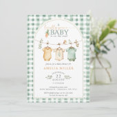 Green Locally Grown Baby Clothesline Baby Shower 招待状 (スタンド正面)