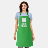 Green lucky clover cute St Patrick's Day  エプロン (着用した状態)