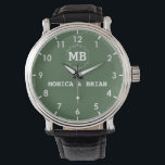 Green minimal simple Monogram Couple names 腕時計<br><div class="desc">Personalized watch with the names of the bride and groom or the couple in love. This watch can be customized by changing the text with the name of the loved one or the wedding date. It can be an ideal gift for newlyweds or for silver or golden wedding anniversaries. Monogram...</div>
