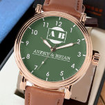 Green Monogram names of the bride and groom  腕時計<br><div class="desc">Personalized watch with the names of the bride and groom or the couple in love. This watch can be customized by changing the text with the name of the loved one or the wedding date. It can be an ideal gift for newlyweds or for silver or golden wedding anniversaries.</div>