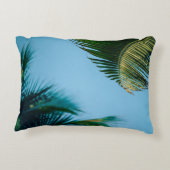 Green palm tree under blue sky in the morning アクセントクッション (裏面)