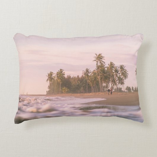 GREEN PALM TREES ON BROWN SAND UNDER WHITE CLOUDS アクセントクッション (正面)