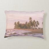 GREEN PALM TREES ON BROWN SAND UNDER WHITE CLOUDS アクセントクッション (裏面)