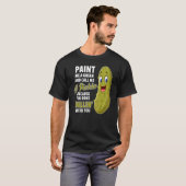 Green Pickle Dillin Joke Pun Vegetarian Cucumber Tシャツ (正面フル)