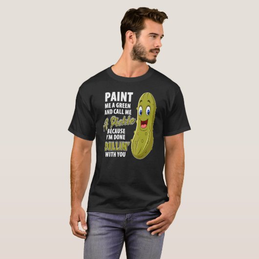 Green Pickle Dillin Joke Pun Vegetarian Cucumber Tシャツ (正面フル)