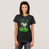 Green shamrock on St Patricks Day Alaskan Malamute Tシャツ (正面フル)