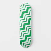 Green White Chevron Zigzag Pattern Design  スケートボード (正面)