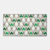 GREEN WHITE GOLD IRISH TUFTED LOOK SHAMROCKS デスクマット (正面)