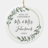 Greenery Gold Wreath Our First Christmas セラミックオーナメント (裏面)