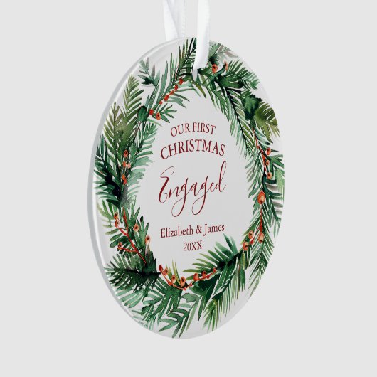 Greenery Reath私たちの最初のクリスマスの婚約写真 オーナメント (正面)
