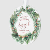 Greenery Reath私たちの最初のクリスマスの婚約写真 オーナメント (正面)