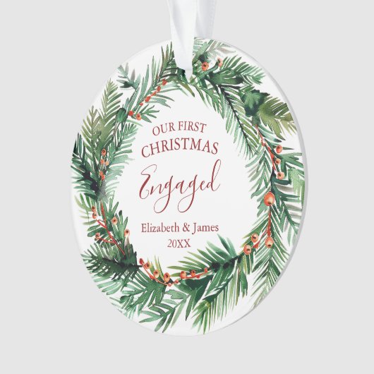 Greenery Reath私たちの最初のクリスマスの婚約写真 オーナメント (正面)