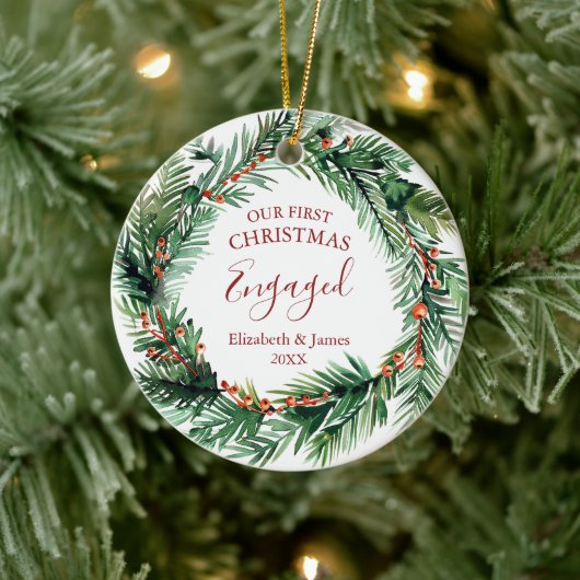 Greenery Reath私たちの最初のクリスマスの婚約写真 セラミックオーナメント (ツリー)