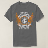 Greiner Name Shirtはパワーを過小評価しない Tシャツ (デザイン正面)