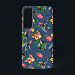 Gremlins™ 80's Retrowave Pattern Samsung Galaxy S22ケース<br><div class="desc">Bring the party (and the chaos) with this vibrant Gremlins™ all-over pattern design! Featuring fan-favorite characters Gizmo and Stripe in playful poses alongside retro TV screens, popcorn, soda cups, planes, and colorful confetti accents, this artwork captures the mischievous, movie-night energy fans adore. Set against a bold blue background with bright...</div>