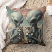 Grey Aliens Holding Kittens クッション (ブランケット)