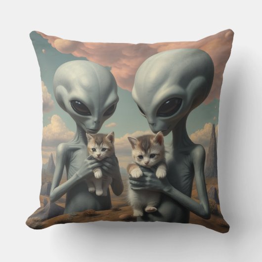 Grey Aliens Holding Kittens クッション (正面)