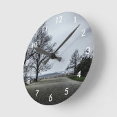 Grey autumn day in Prague ラウンド壁時計 (傾斜)