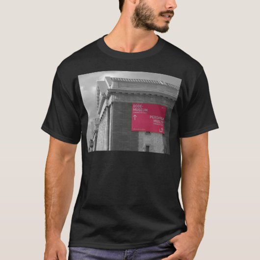 Grey & Pink view of Bode Museum & Pergamon Museum Tシャツ (正面)