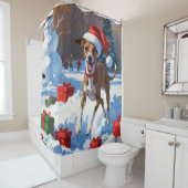 Greyhound走のクリスマス帽子と雪の中 シャワーカーテン (インサイチュ)