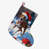 Greyhound走のクリスマス帽子と雪の中 ラージクリスマスストッキング (正面 (吊り時))