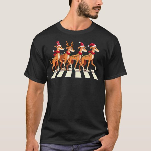 Greyhound Dog Crossing Road Xmas Tシャツ (正面)