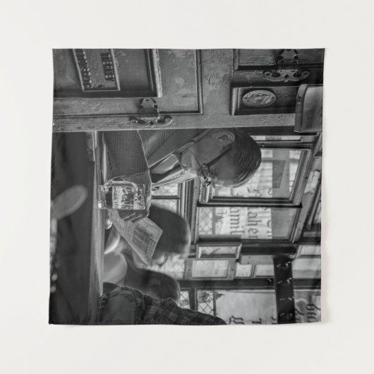 GREYSCALE PHOTO 読 OF MAN SISTING WHILE NAVSP タペストリー (正面(横))