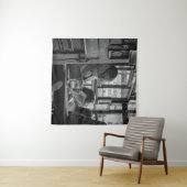 GREYSCALE PHOTO 読 OF MAN SISTING WHILE NAVSP タペストリー (インサイチュ(横))