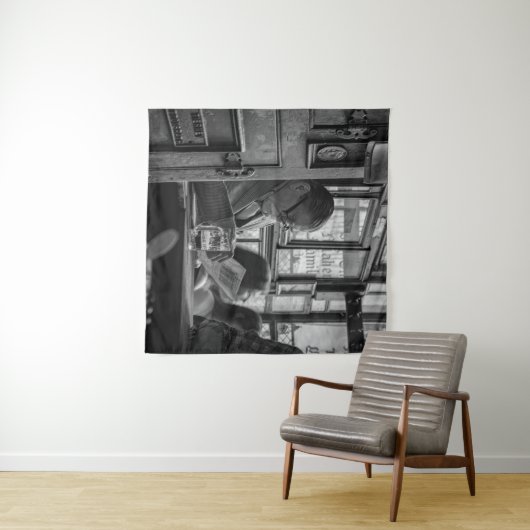 GREYSCALE PHOTO 読 OF MAN SISTING WHILE NAVSP タペストリー (インサイチュ(横))