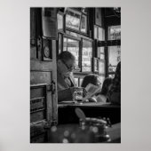 GREYSCALE PHOTO 読 OF MAN SISTING WHILE NAVSP ポスター (正面)