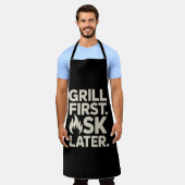 Grill First Ask Later BBQ Grill Dad Humor エプロン (着用した状態)