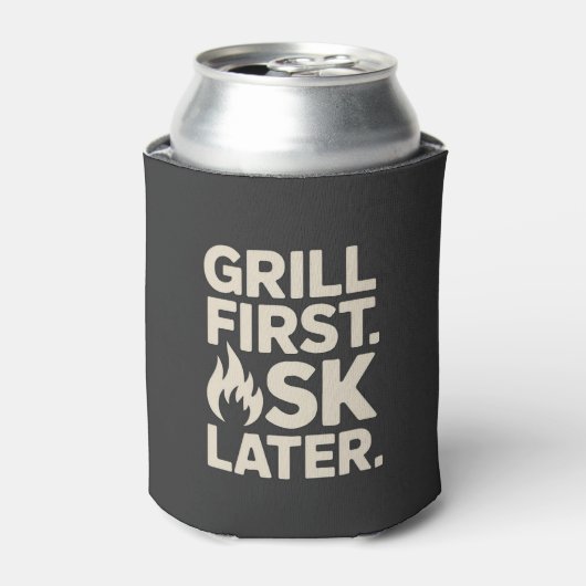 Grill First Ask Later BBQ Grill Dad Humor 缶クーラー (缶正面)
