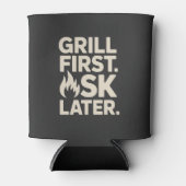 Grill First Ask Later BBQ Grill Dad Humor 缶クーラー (正面)