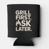 Grill First Ask Later BBQ Grill Dad Humor 缶クーラー (裏面)