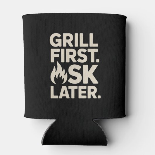 Grill First Ask Later BBQ Grill Dad Humor 缶クーラー (裏面)